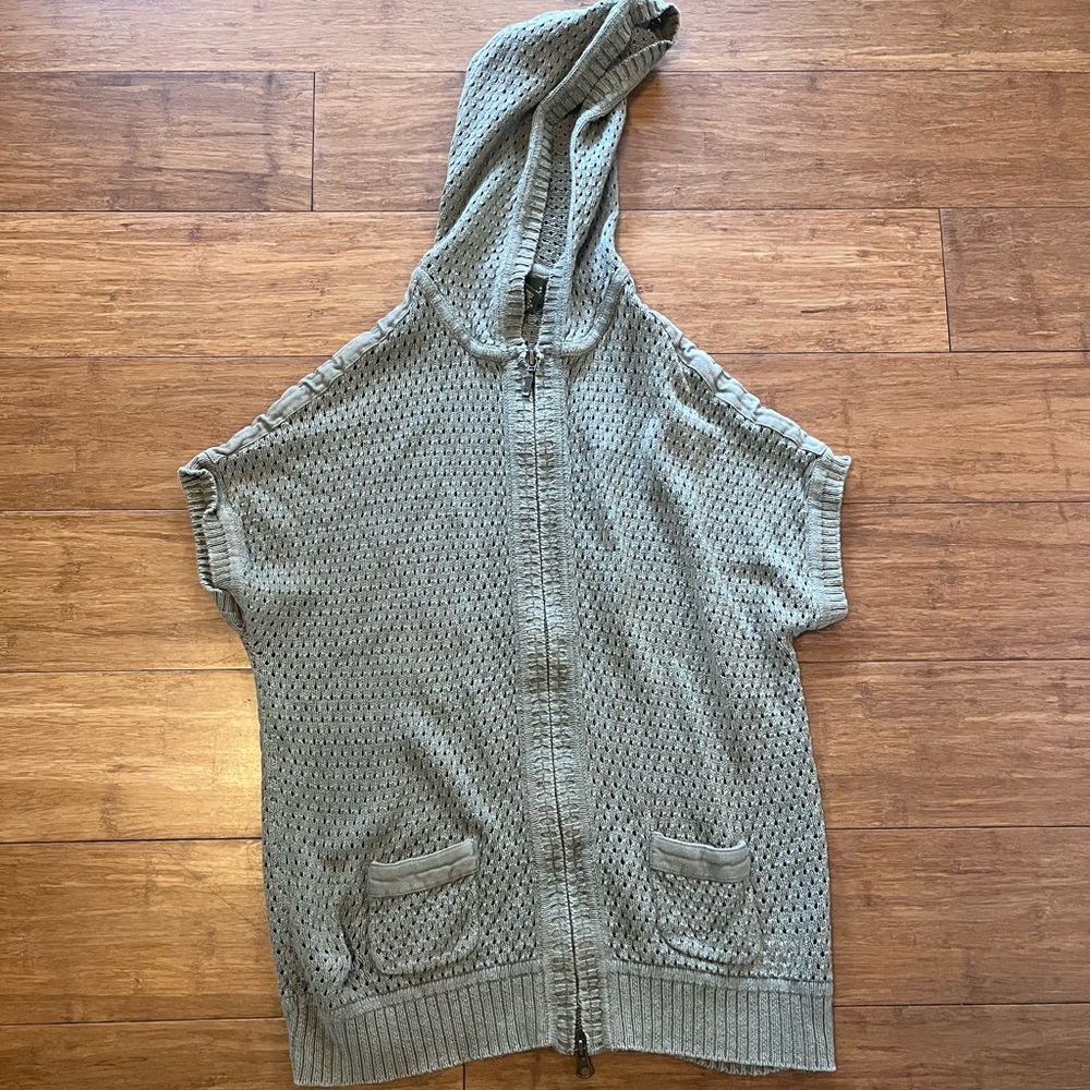 Short sleeve zip up
